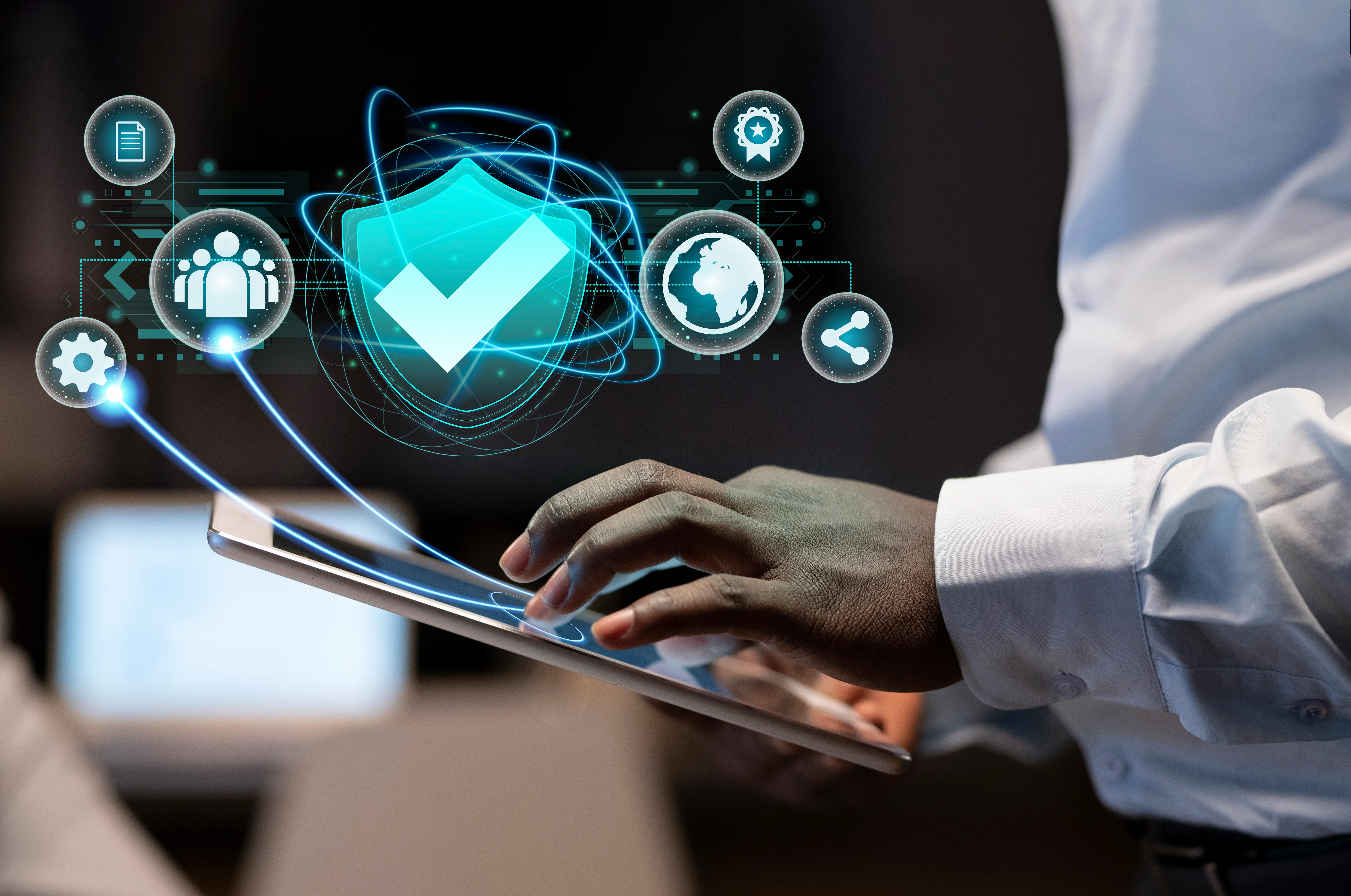 Pessoa Digitando em Notebook com Detalhes Digitais e Brasão com Cadeado